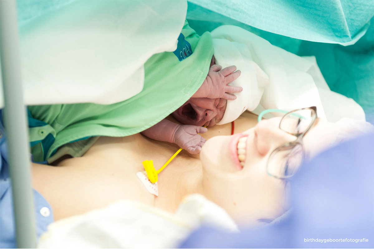 Baby ligt na een natuurlijke keizersnede op borst bij moeder