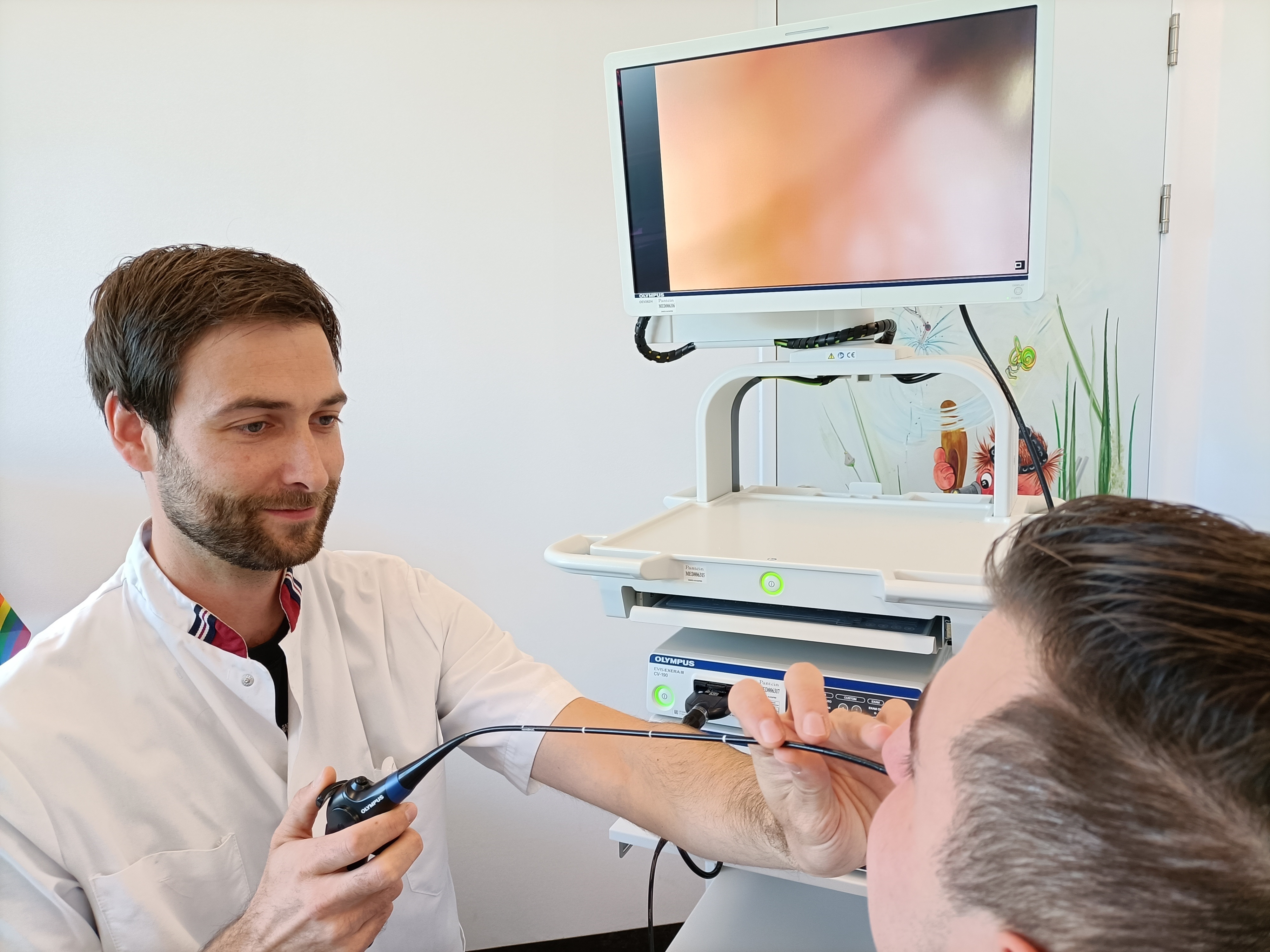  KNO-arts Michel van Hooren bekijkt via de neus met een minuscuul cameraatje de stembanden op een beeldscherm