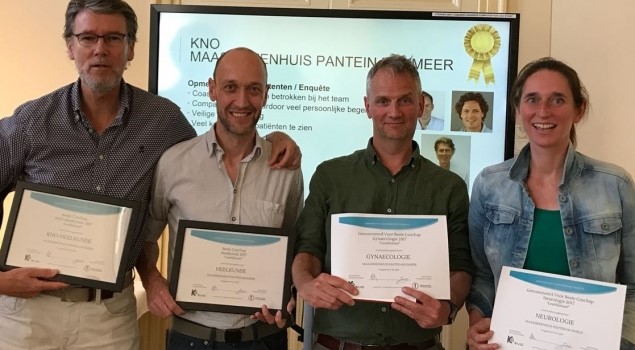 Hans Kruit (KNO), Jan Duijff (Heelkunde), Sander de Wit (Gynaecologie) en Ilja Bot (Neurologie) namen de oorkondes in ontvangst.