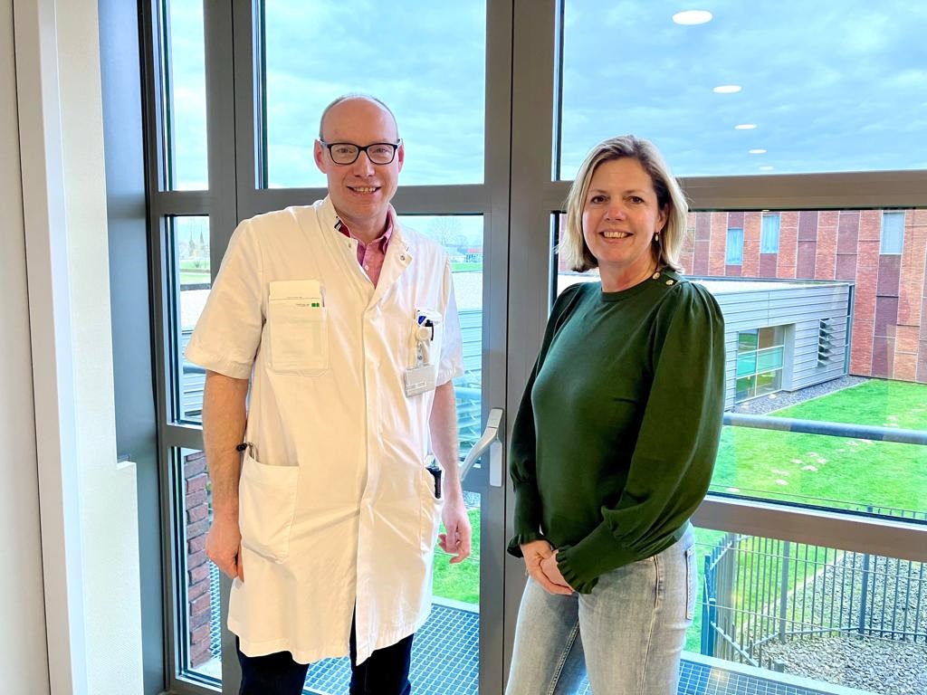 Internist Carel Schaars samen met factuurpreventieverpleegkundige Linda van Raaij van de polikliniek Osteoporose en fractuurpreventie Uitgelicht afbeelding