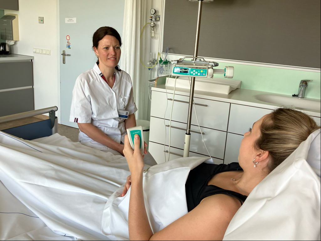 Zelf pijnmedicatie_verpleegkundige met pomp Zelf pijnmedicatie_verpleegkundige met pomp