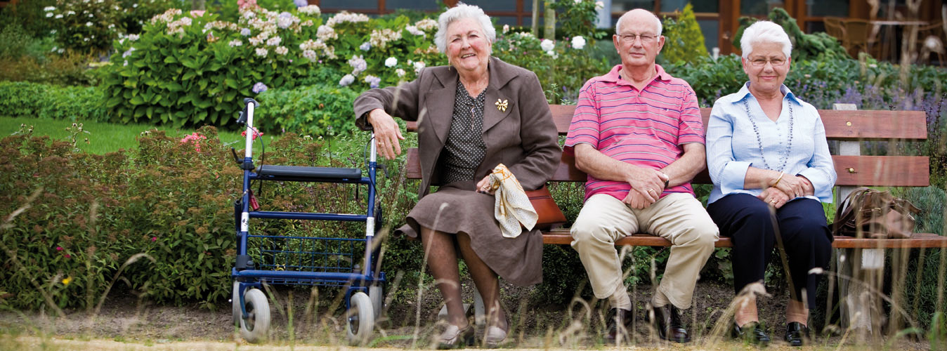 Ouderen zittend op een bank