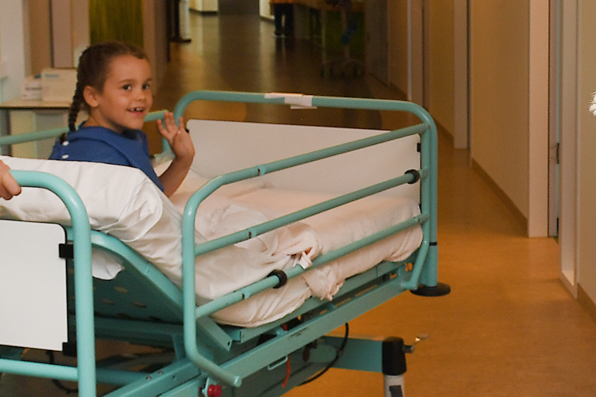 Kindergeneeskunde Kind In Bed Uitgelicht afbeelding