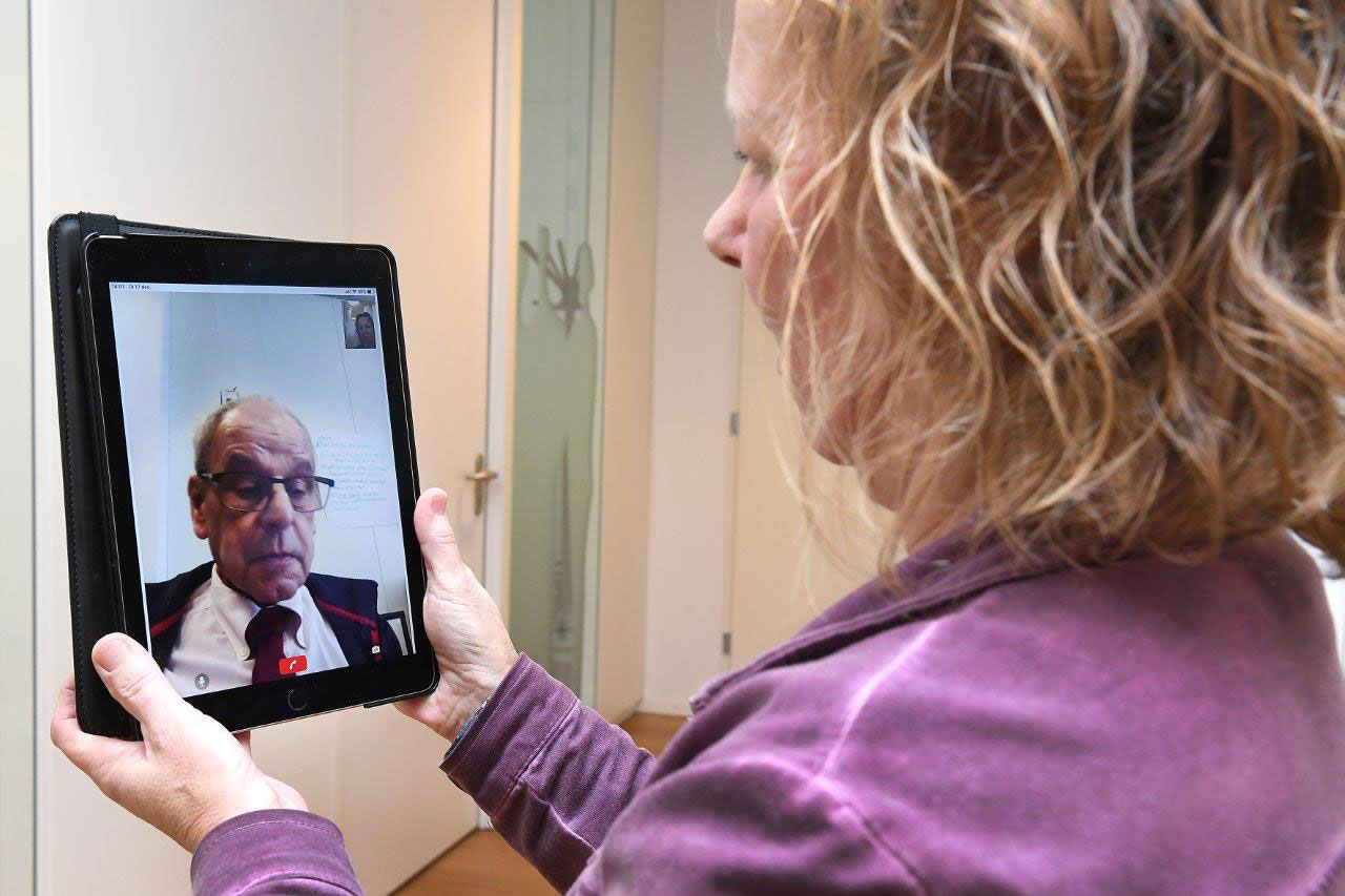 Verzorgende heeft contact via beeldbellen met patiënt App blok